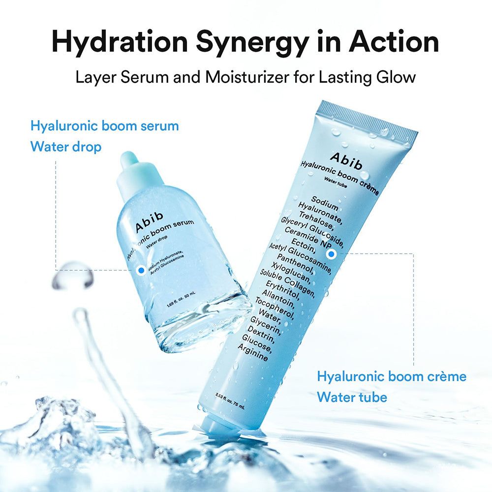 Abib Hyaluronic Boom Serum in Tropfflasche und Abib Hyaluronic Boom Crème in Tube, umgeben von Wasser.