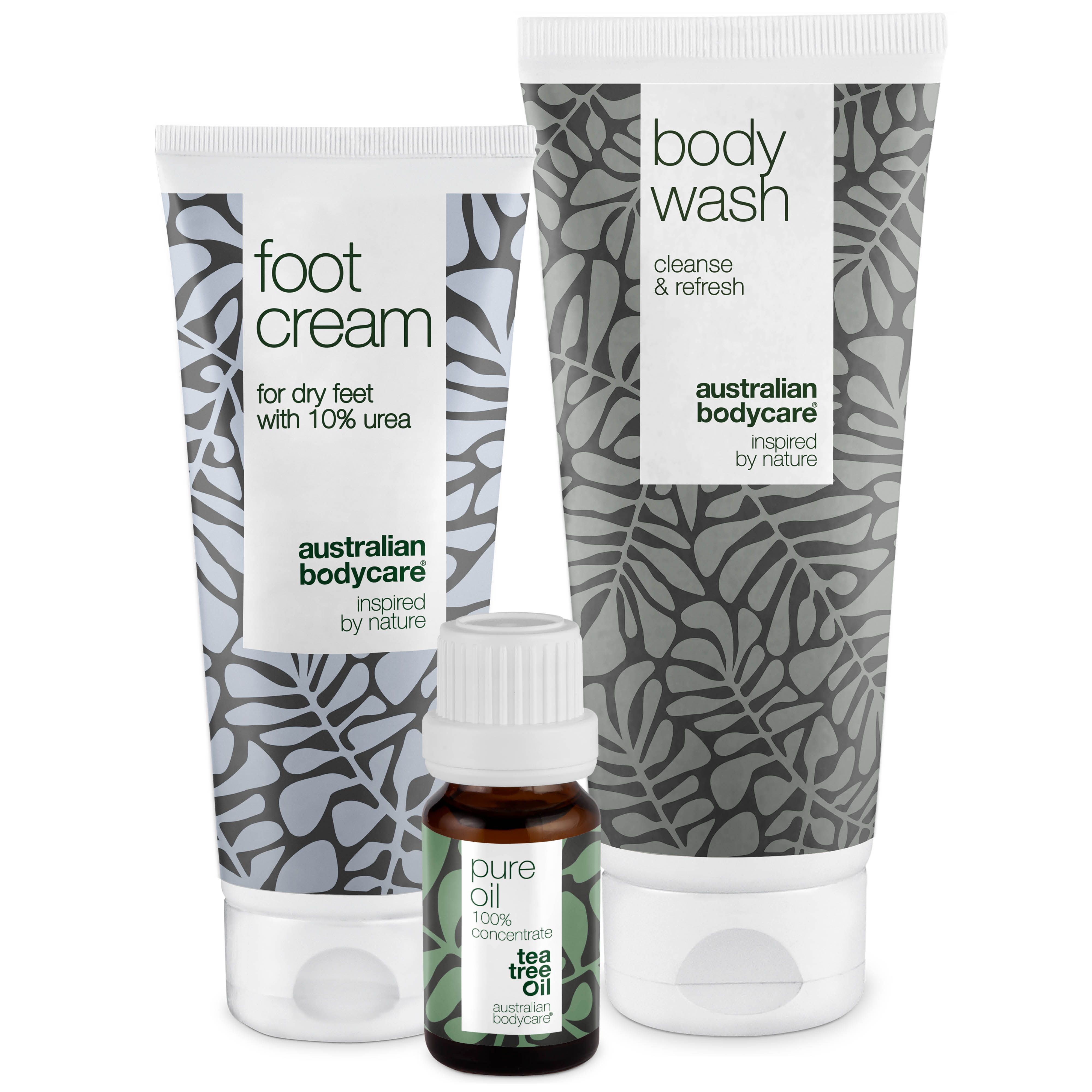 Drei Produkte: Fußcreme, Body Wash und Teebaumöl. Fußcreme-Tube mit Aufschrift. Body Wash-Tube mit Muster. Teebaumöl-Fläschchen.