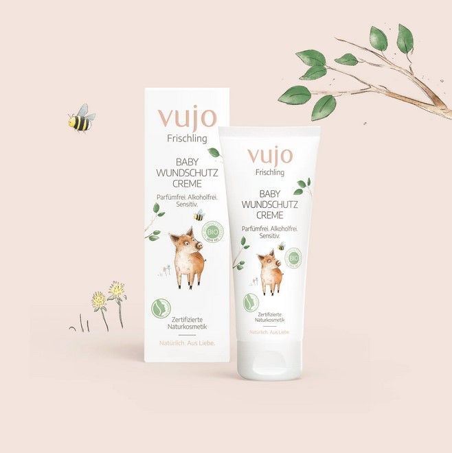 Wundschutzcreme in Tube und Schachtel. Illustrationen von Ferkel und Biene. Zertifizierte Naturkosmetik. Aufschrift: Parfumfrei, Alkoholfrei, Sensitiv.