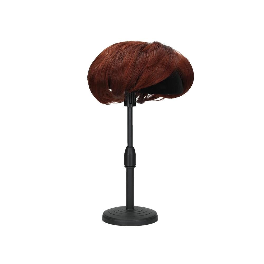 Rötliches Haarteil auf schwarzem Ständer. Kurze, gewellte Frisur. Der Ständer hat einen runden Fuß und einen verstellbaren Schaft.