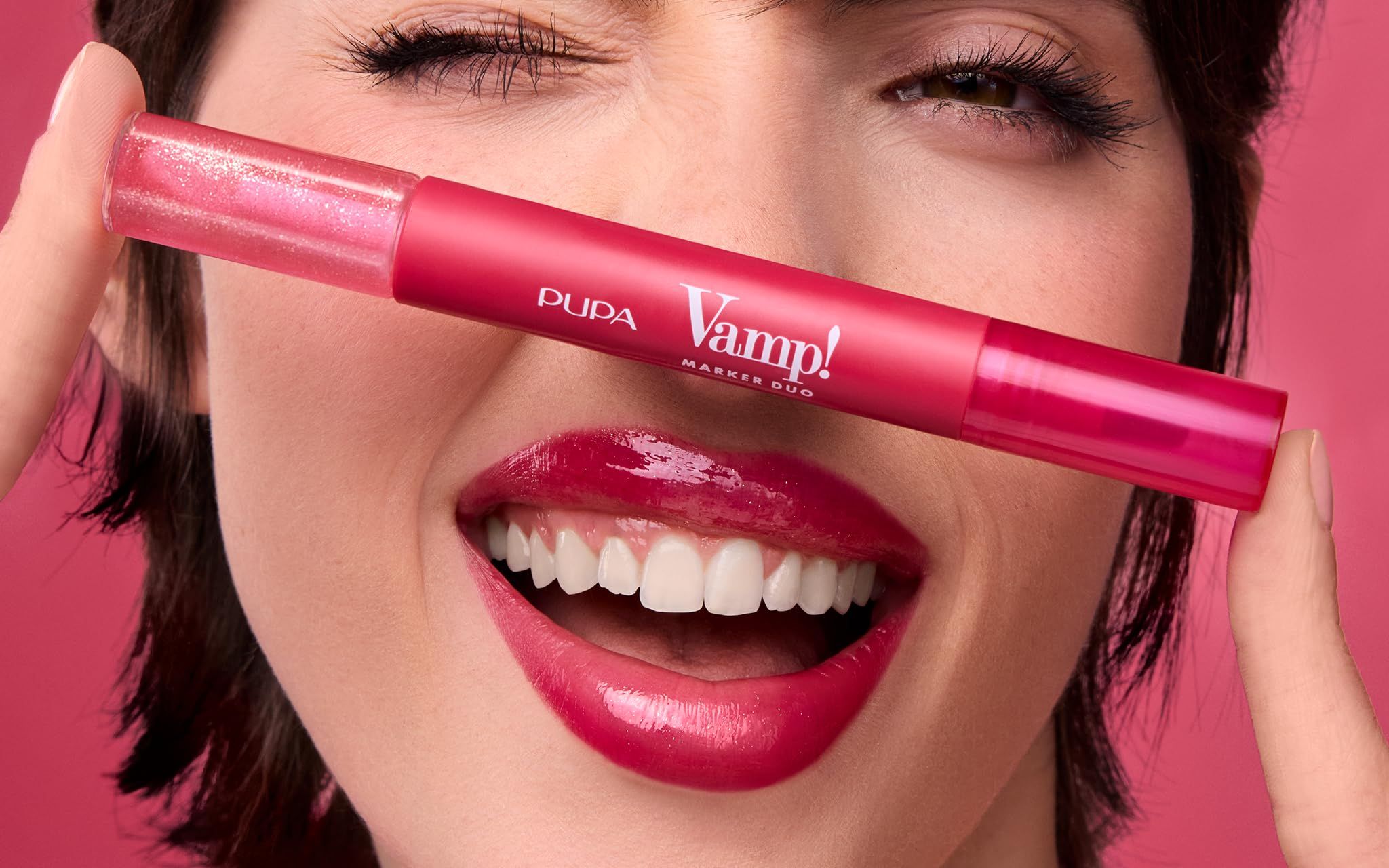 Frau mit Pupa Vamp! Lippenstift und Gloss Duo.