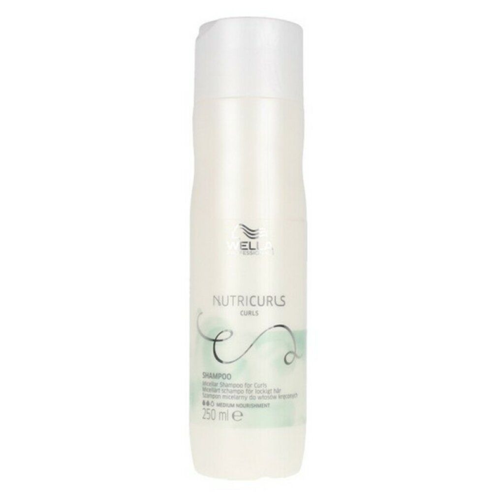 Weiße Shampoo-Flasche mit Wella-Logo und Nutricurls-Schriftzug. Text: Shampoo, für lockiges Haar, 250 ml.