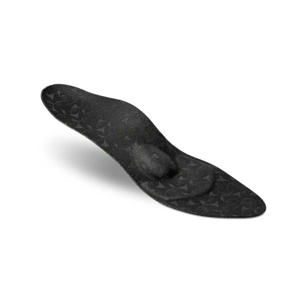 Schwarze Einlegesohle mit geprägtem Muster. Anatomische Form mit Erhebung im Mittelfußbereich.