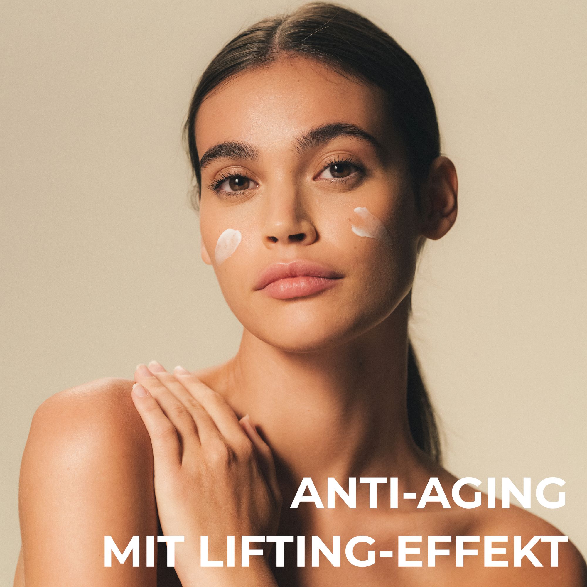 Frau mit aufgetragener Creme auf den Wangen, Anti-Aging mit Lifting-Effekt.