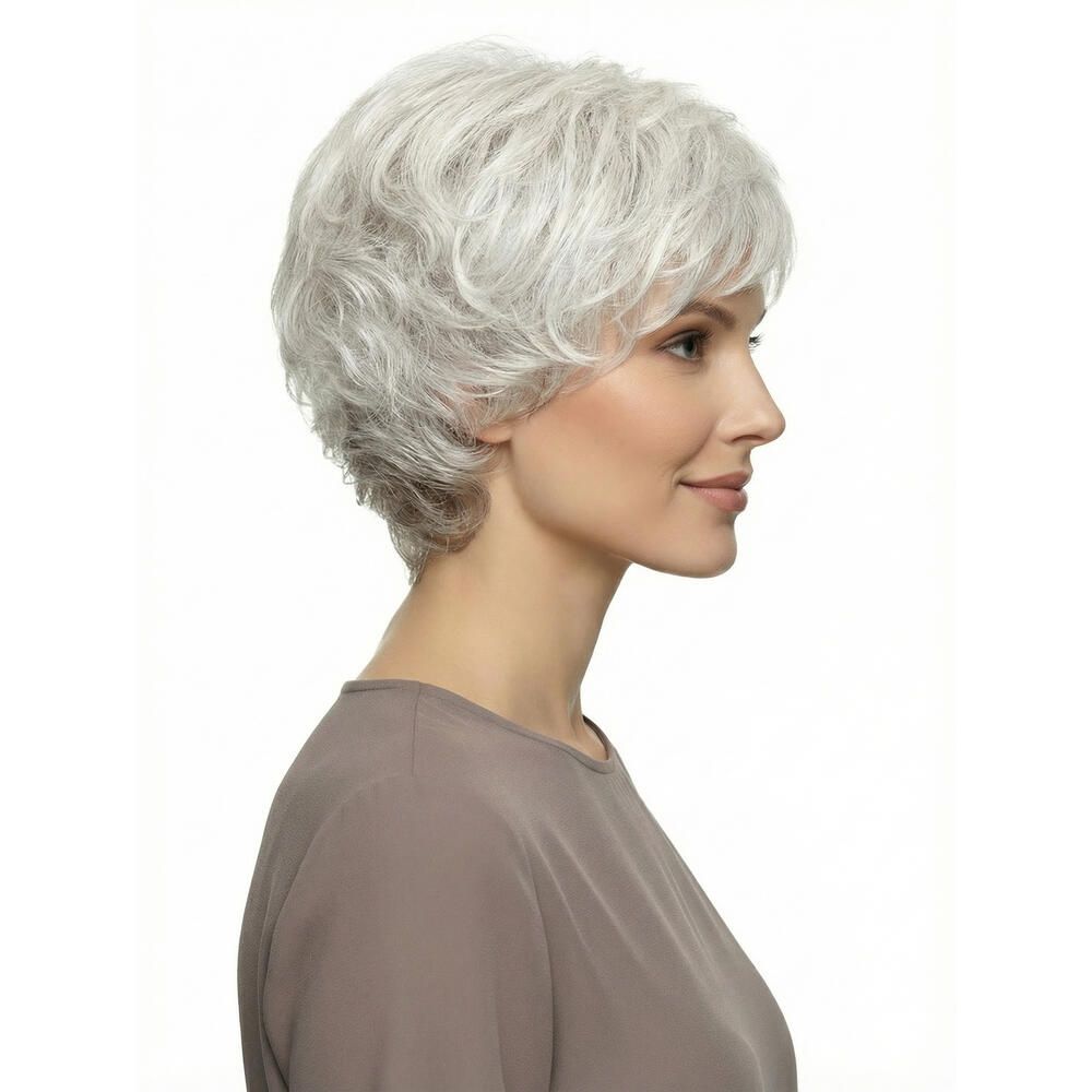 Kurzhaarperücke mit welligem, grauem Haar. Seitenansicht einer Frau mit braunem Oberteil.