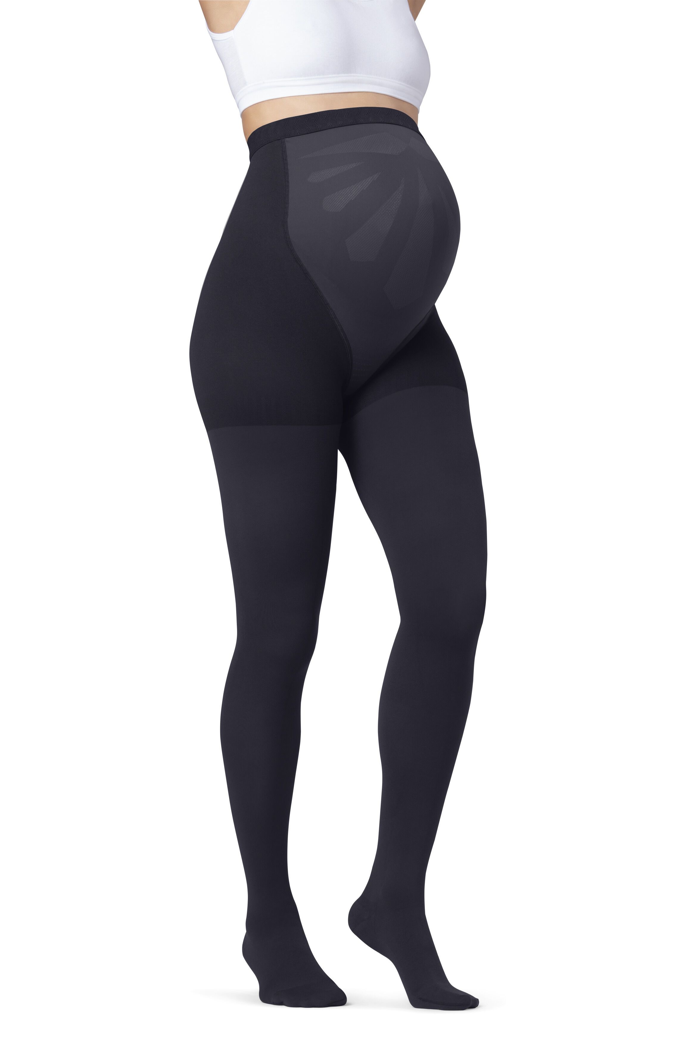 Schwarze Kompressions-Strumpfhose für Schwangere. Blick von der Seite, Frau trägt Strumpfhose und weißes Oberteil. Bauchbereich verstärkt.