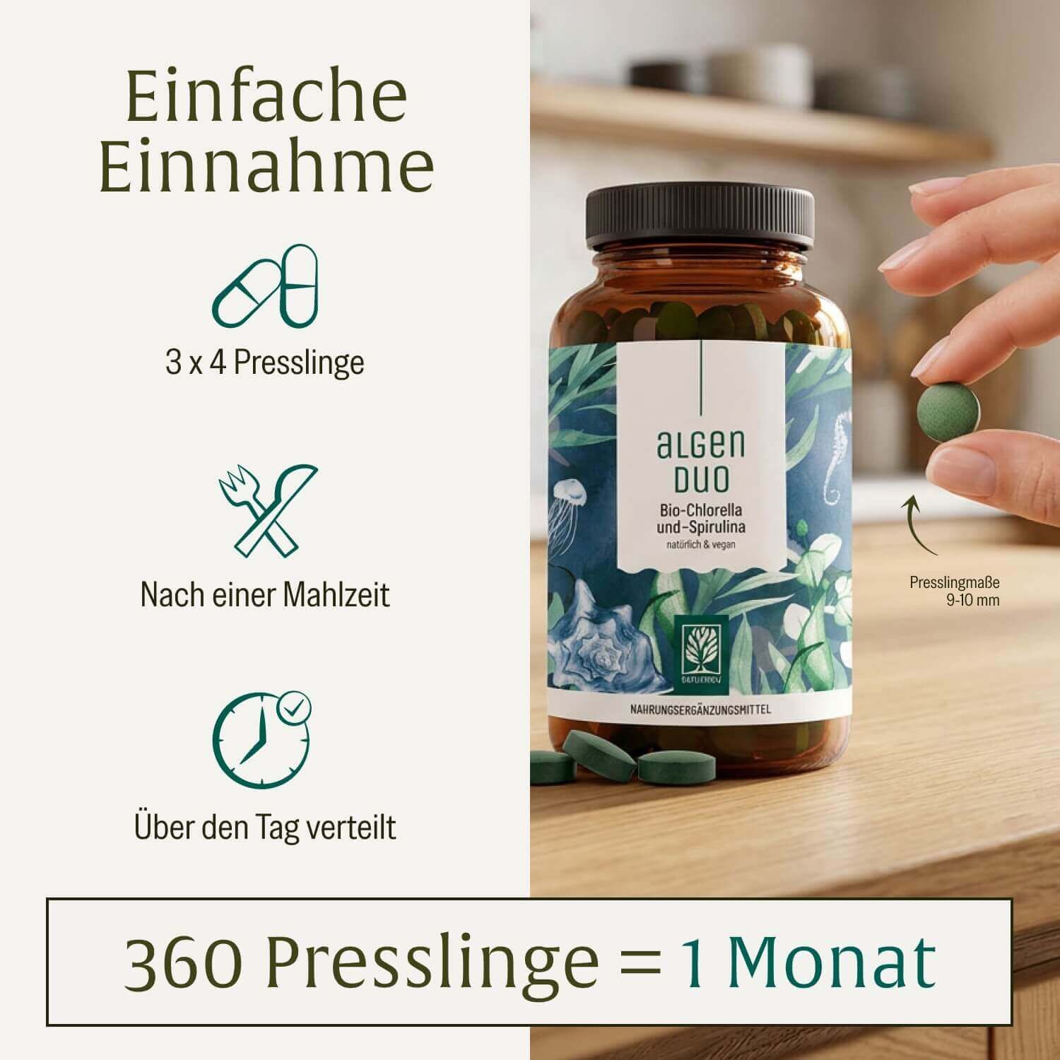 Braune Glasflasche mit Algen Duo Tabletten, Hand hält eine grüne Tablette (9-10mm).