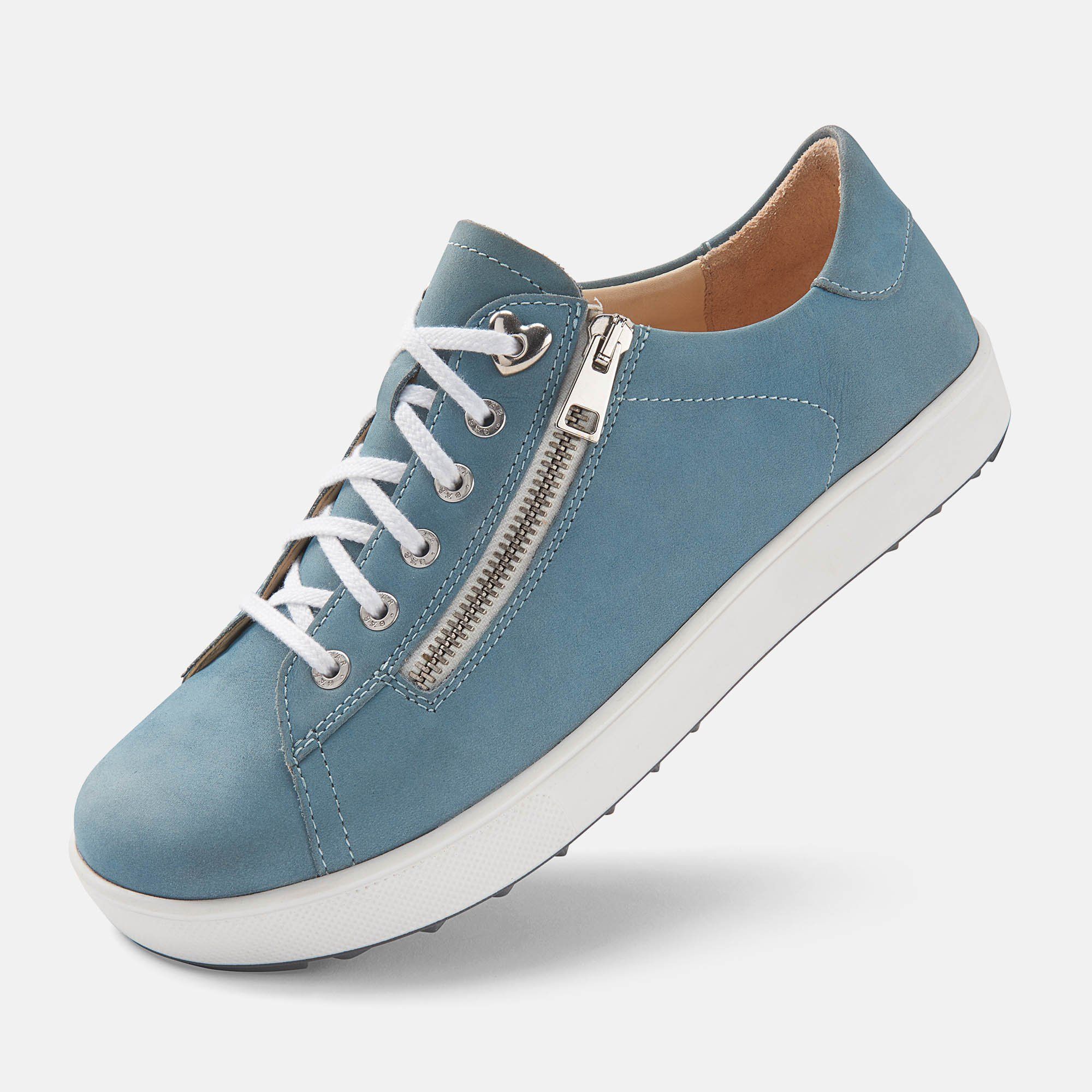Hellblauer Schnürschuh mit weißer Sohle und Reißverschluss. Weiße Schnürsenkel. Metallösen. Schuh leicht schräg.