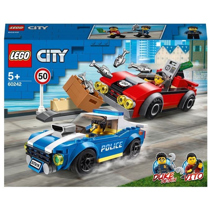 Set LEGO City Arresto su Strada della Polizia. Il set mostra due macchinine, una rossa e un'auto della polizia blu, su una strada. Sulla confezione sono presenti i loghi LEGO e City, oltre all'età 5+ e al numero del set 60242.