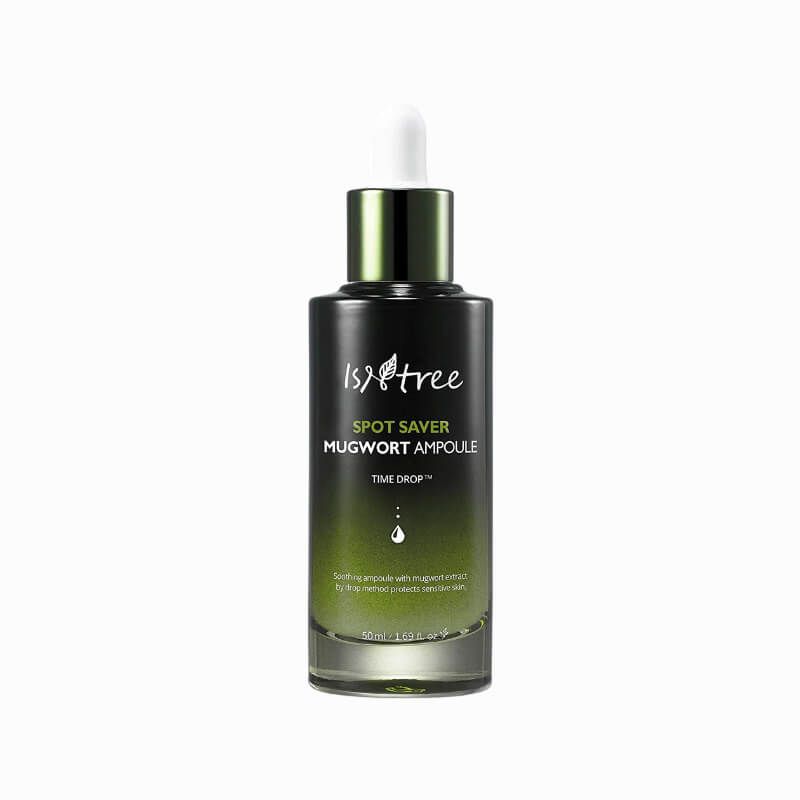 Dunkelgrüne Flasche mit weißem Applikator. Aufschrift: Spot Saver Mugwort Ampoule. Marke: Isntree.