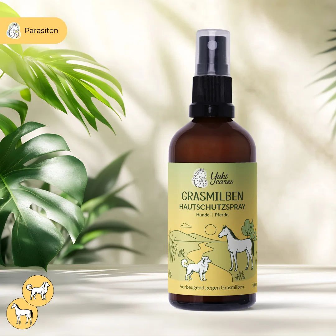 Braune Sprühflasche mit Etikett. Text: Yuki cares Grasmilben Hautschutzspray. Hunde & Pferde. Illustrationen von Hund und Pferd.