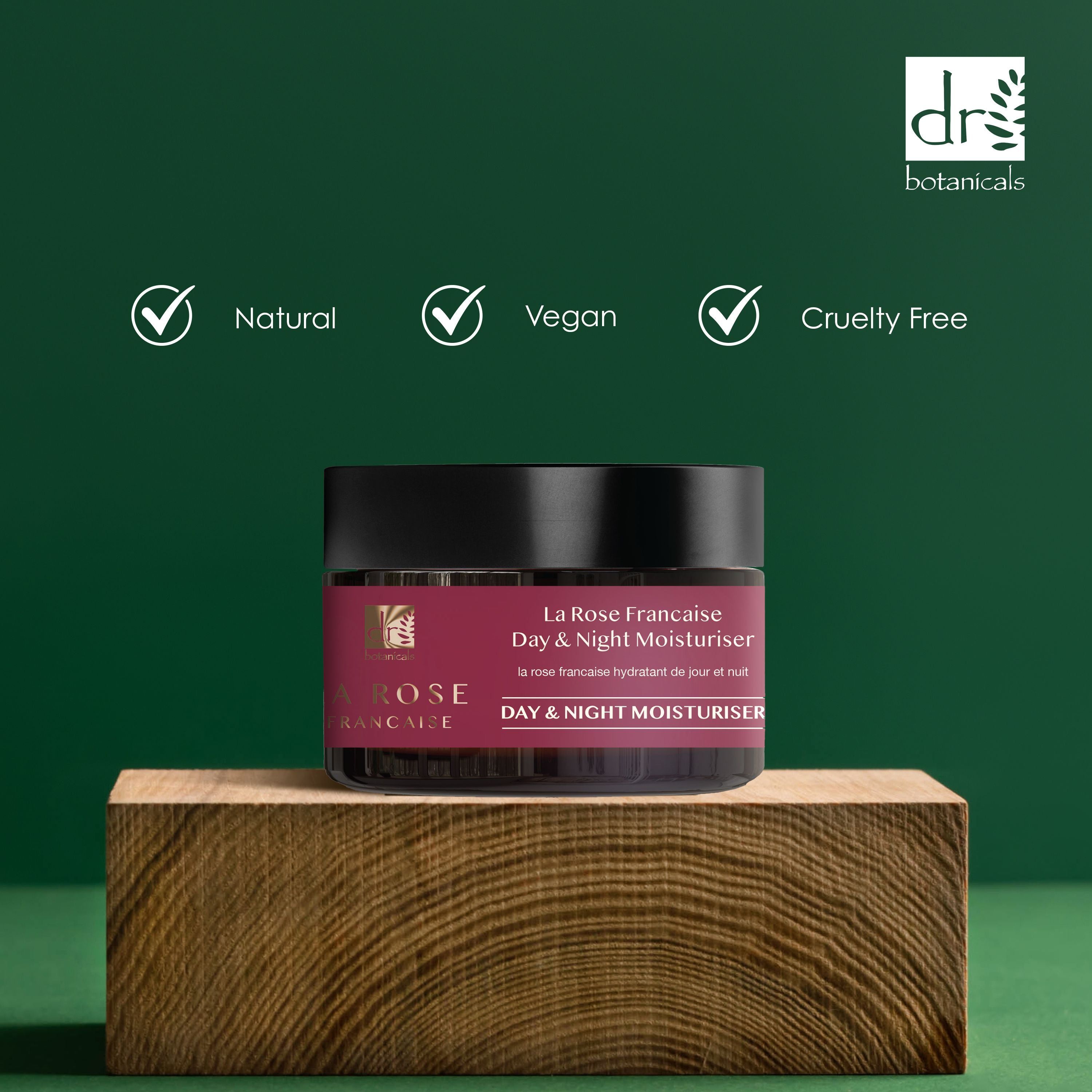 Dunkelrotes Produkt mit schwarzem Deckel auf Holzblock. Aufschrift: La Rose Française Day & Night Moisturiser. Mit Zertifizierungen.