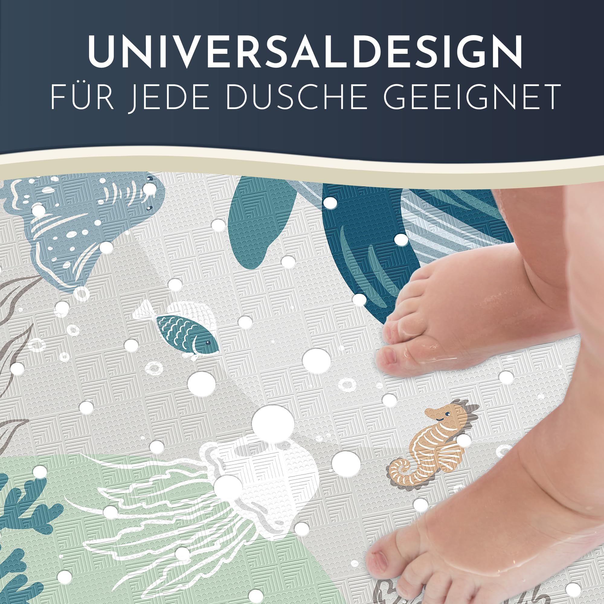 Duschmatte mit Meeresmotiven, Füße im Bild. Text: UNIVERSALDESIGN FÜR JEDE DUSCHE GEEIGNET.