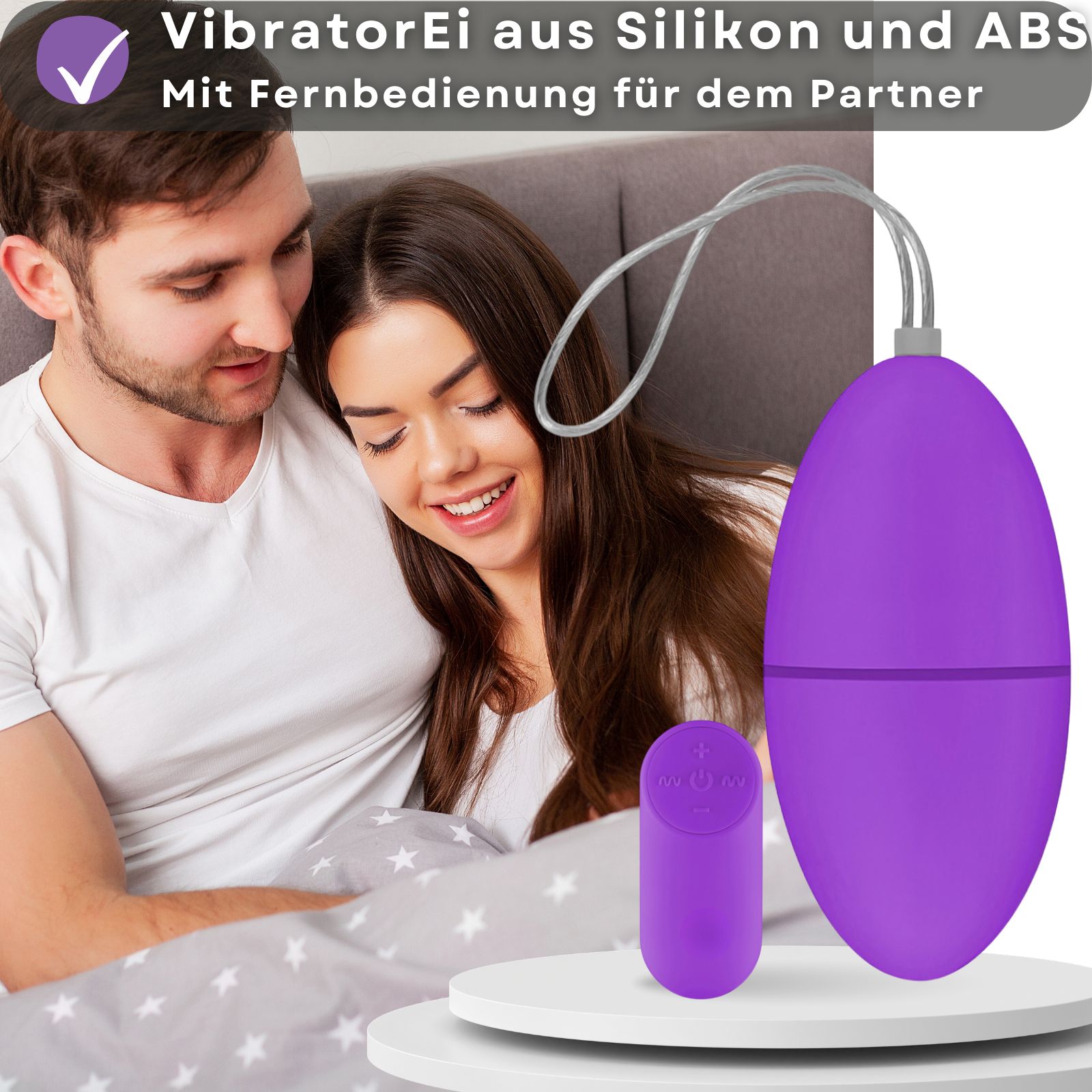 Werbebild mit Text. Ein Paar im Bett, daneben ein lila Ei-Vibrator und Fernbedienung. Auf weißem Podest.