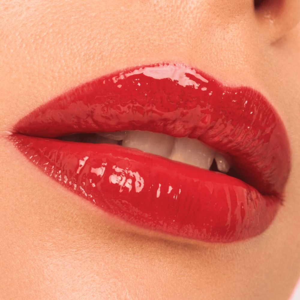 Nahaufnahme von roten, glänzenden Lippen. Deutlich sichtbare Lippenkonturen. Glänzendes Finish.
