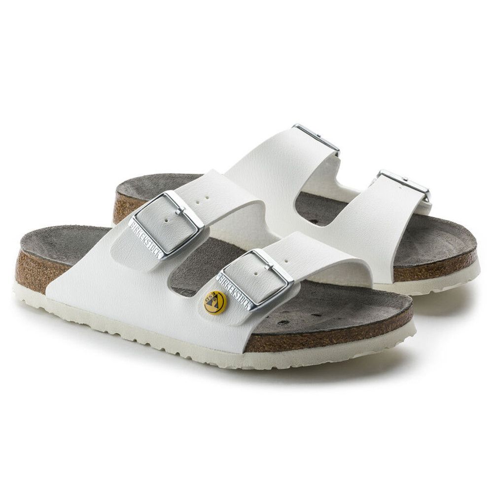 Zwei weiße Sandalen nebeneinander. Zwei Riemen mit Schnallen, Korkfußbett, ESD-Symbol. Marke Birkenstock.