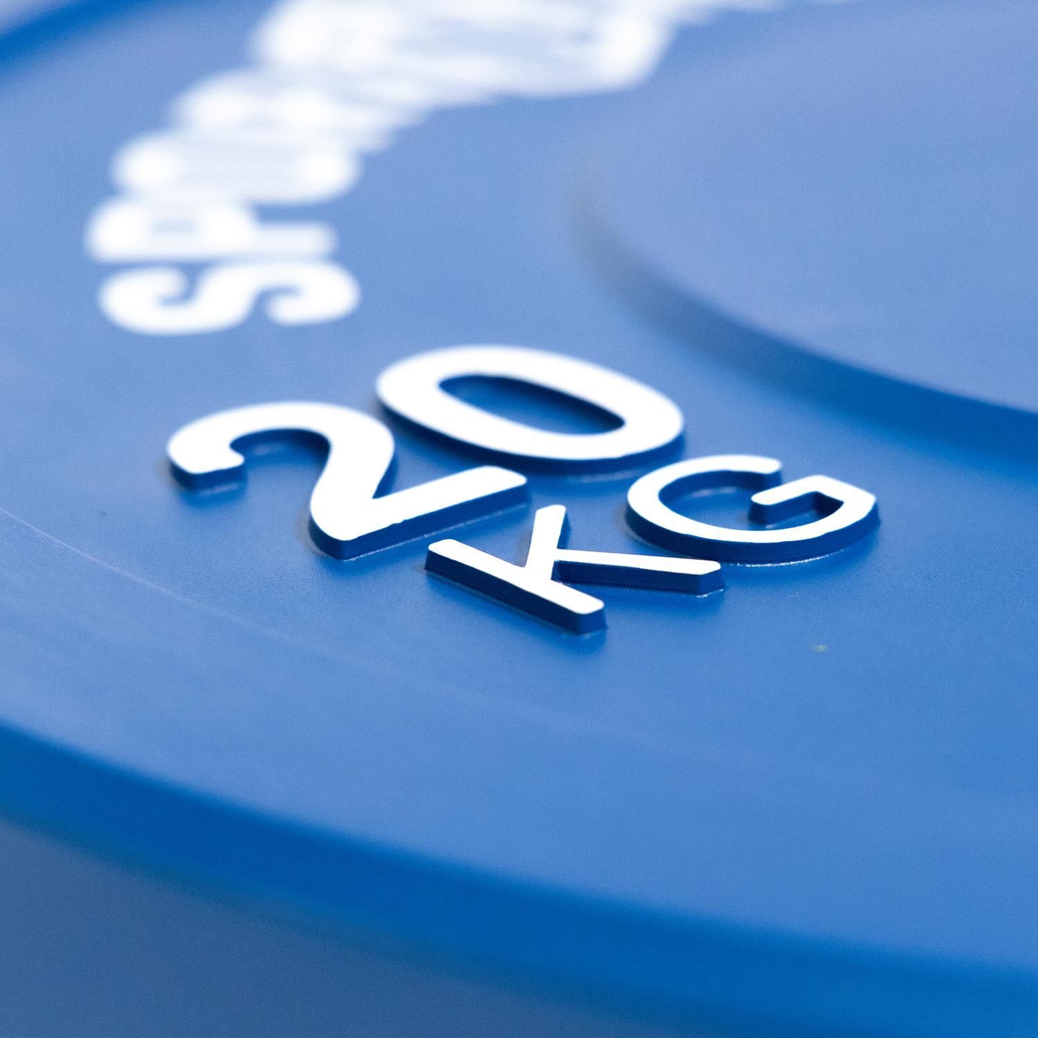 Nahaufnahme einer blauen Sporttrend24 Bumper Plate. Gewicht: 20 kg. Weiße Ziffern und Buchstaben.