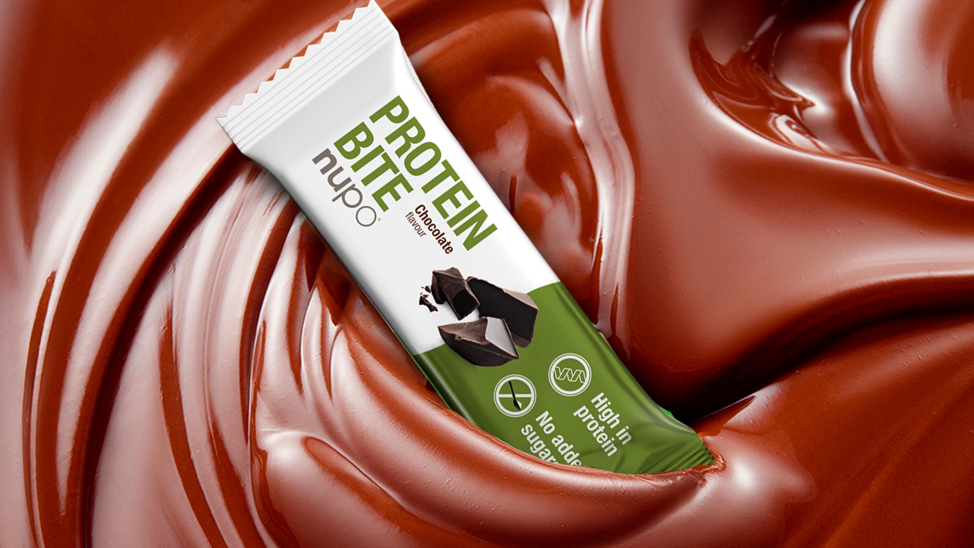 Protein Bite Schokoriegel in flüssiger Schokolade. Verpackung mit Produktnamen, Logos und Schokoladenstückchen. Hoher Proteingehalt.