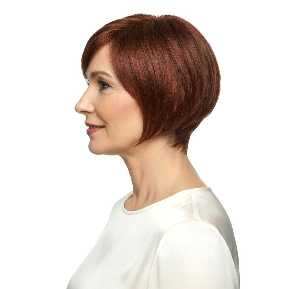 Rotbraune Kurzhaarperücke. Seitenansicht einer Frau mit weißem Hemd.