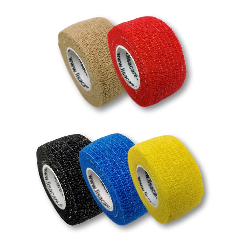Mehrfarbige Rollen selbstklebenden Wundpflasters. Farben: Beige, Rot, Schwarz, Blau, Gelb. Marke: LisaCare. Auf weißem Hintergrund.