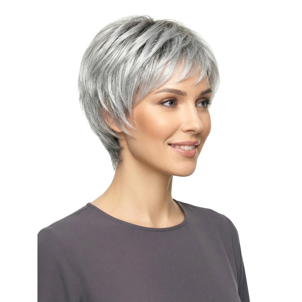 Perücke Mary von Lofty, graues Haar, kurze Frisur, Seitenansicht einer lächelnden Frau.