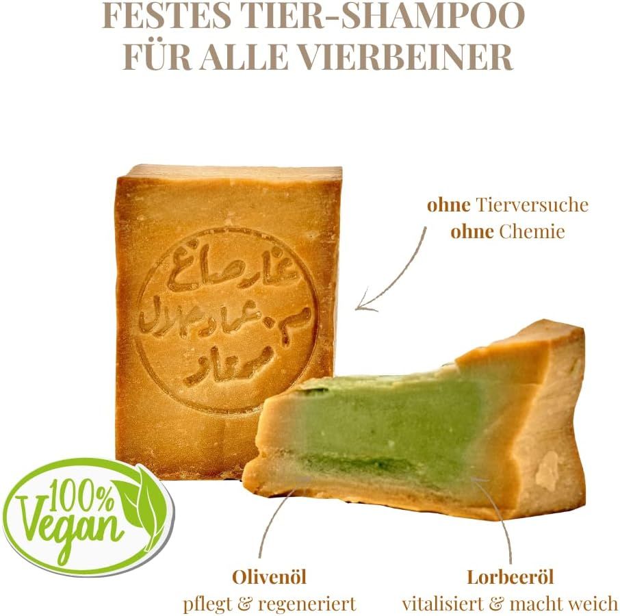 Festes Tier-Shampoo. Ein Stück mit Prägung, ein Anschnitt mit grünem Kern. 100% vegan, ohne Tierversuche, ohne Chemie.
