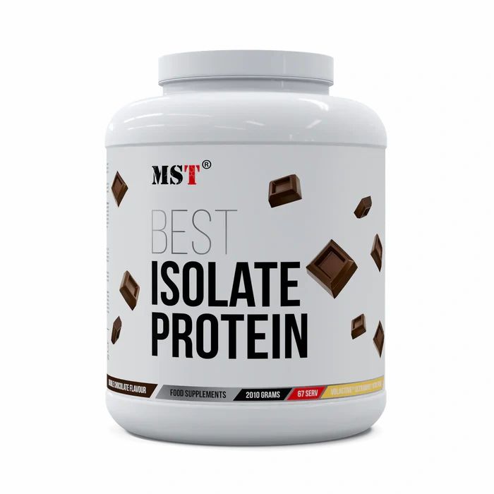 Weiße Dose mit "MST Best Isolate Protein"-Aufdruck. Schokoladenstücke als Dekoration. "Food Supplements" und "2010 Grams" sichtbar.