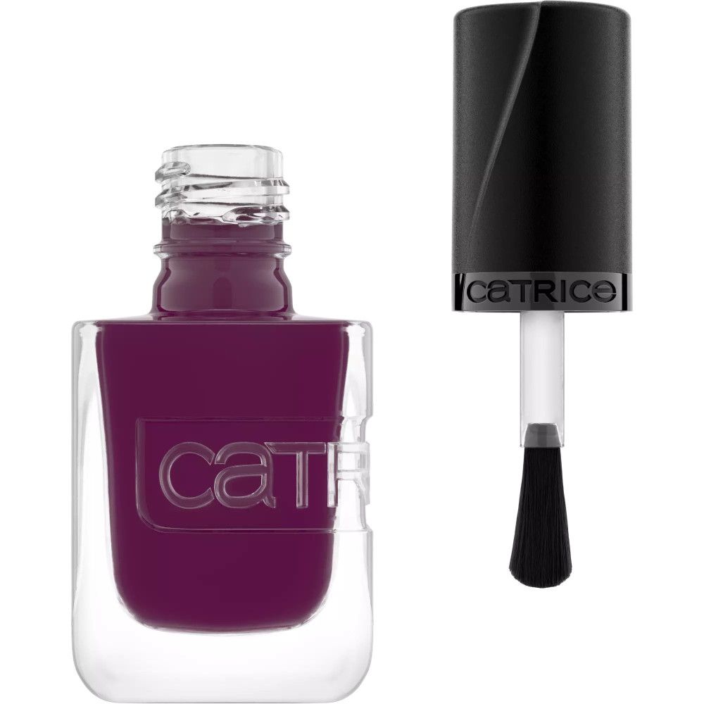 Nagellackflasche mit geöffnetem Deckel und Pinsel. Der Lack ist dunkelviolett. Der Markenname Catrice ist sichtbar.
