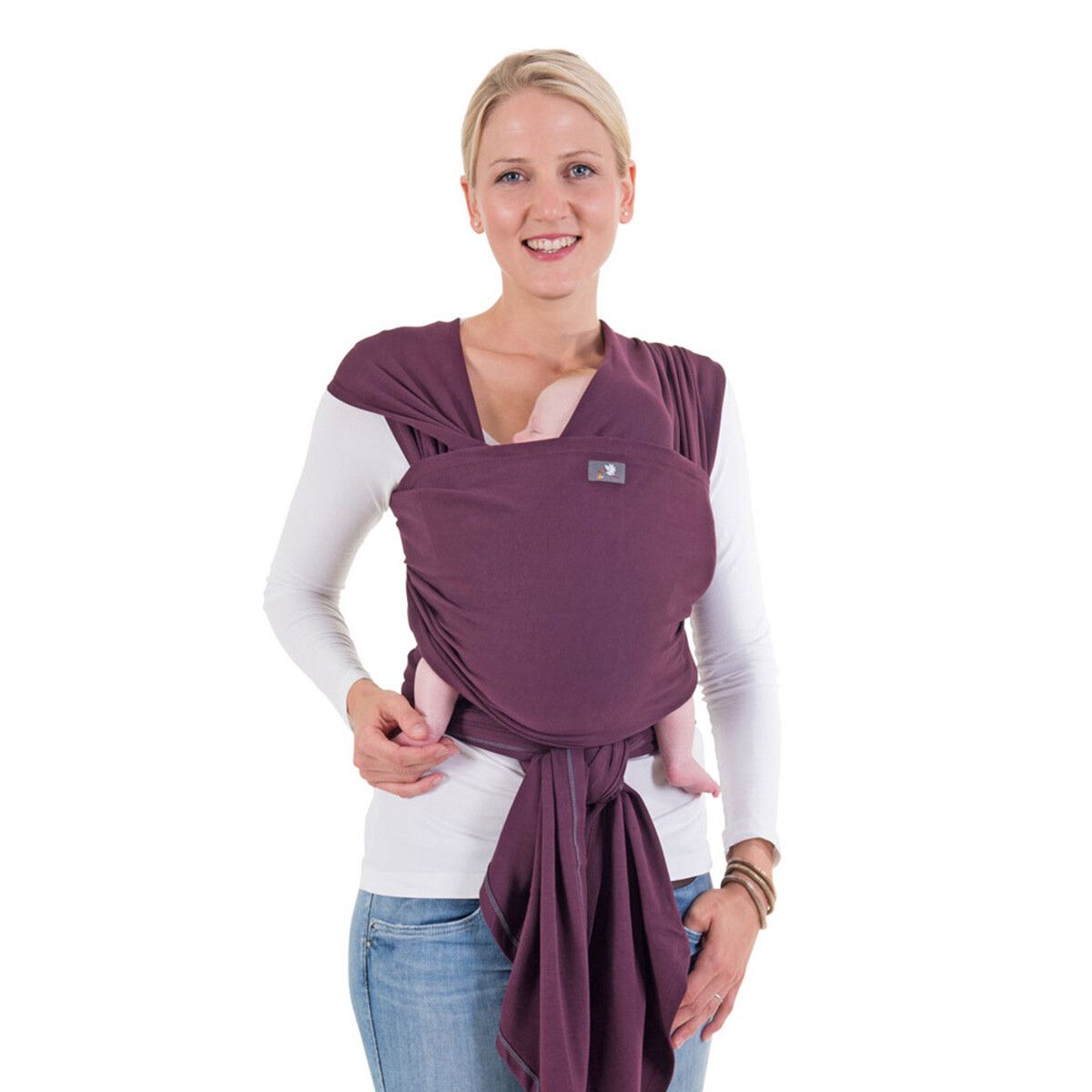 Frau mit Baby in auberginefarbenem Tragetuch. Baby im Tuch. Logo-Etikett. HOPPEDIZ.