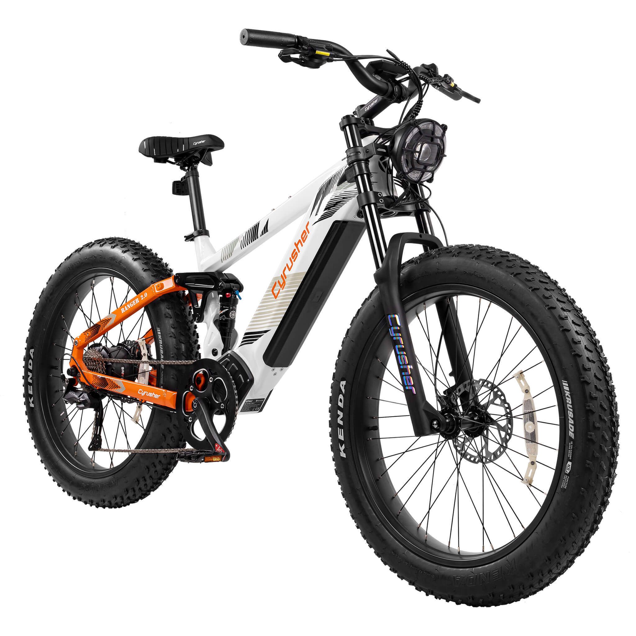 Weißes E-Mountainbike CYRUSHER Ranger 2.0 mit schwarzen Reifen, orangefarbenen Akzenten und Frontscheinwerfer.
