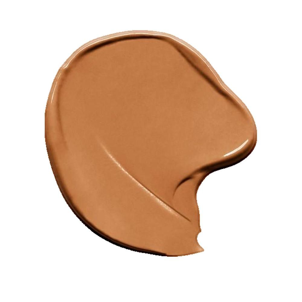 Ausgestrichene Concealer-Probe in einem warmen, mittleren Farbton. Glatte Textur, leicht gewölbt.