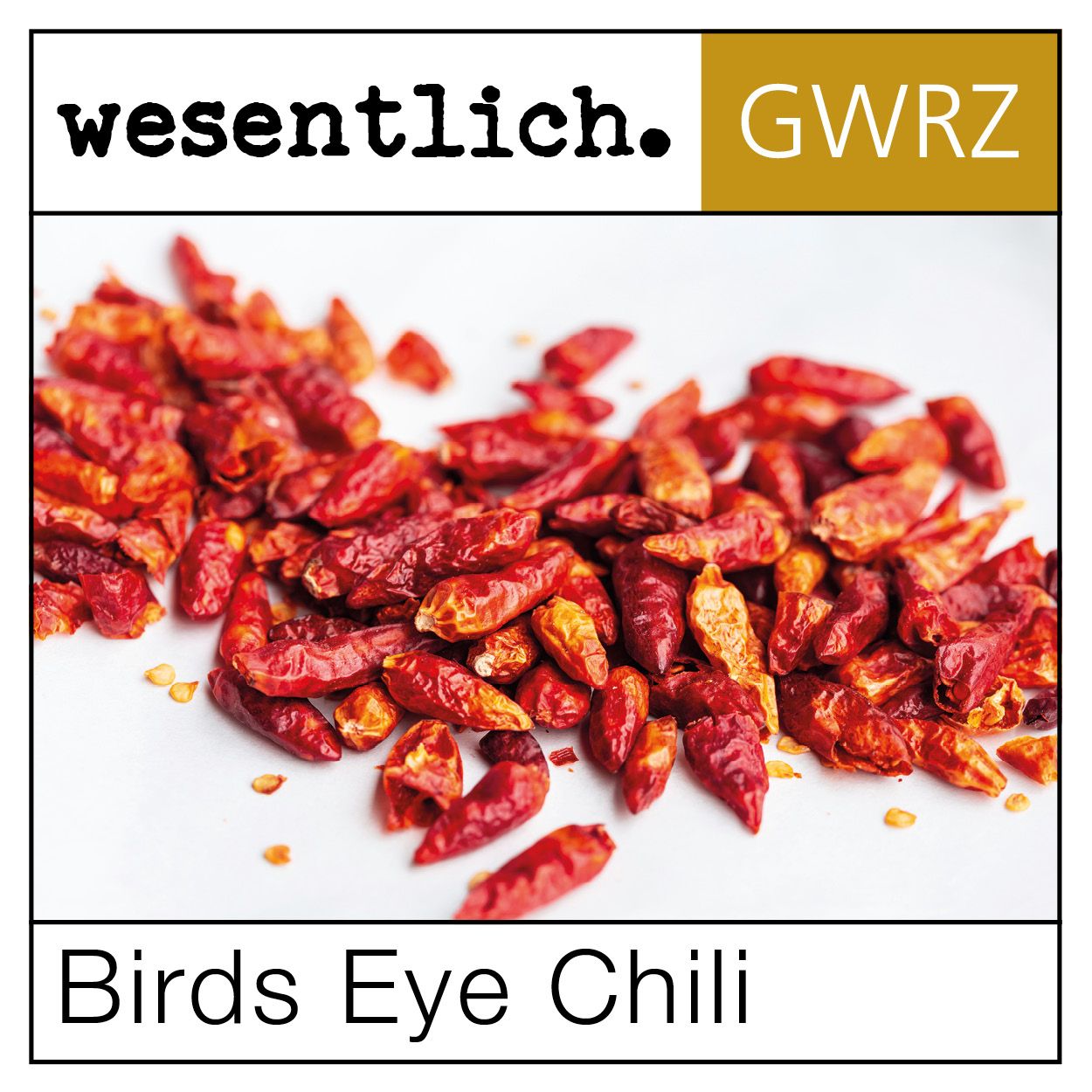 Nahaufnahme von getrockneten, roten Bird's Eye Chili-Schoten auf weißem Hintergrund. Aufschrift: Bird's Eye Chili.