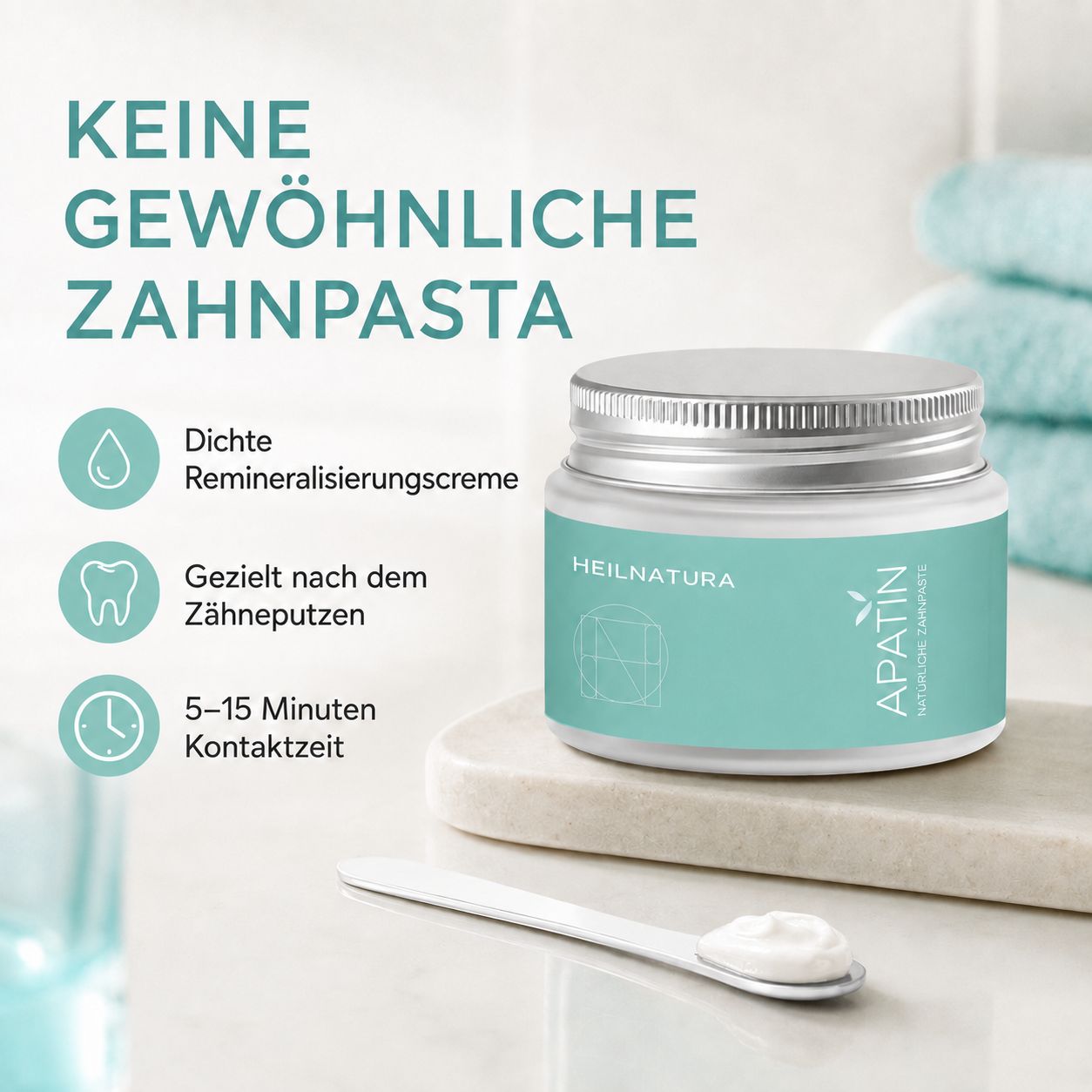 Heilnatura Zahnpasta als Remineralisierungscreme, aufgetragen auf einem Löffel, neben einem Glas.