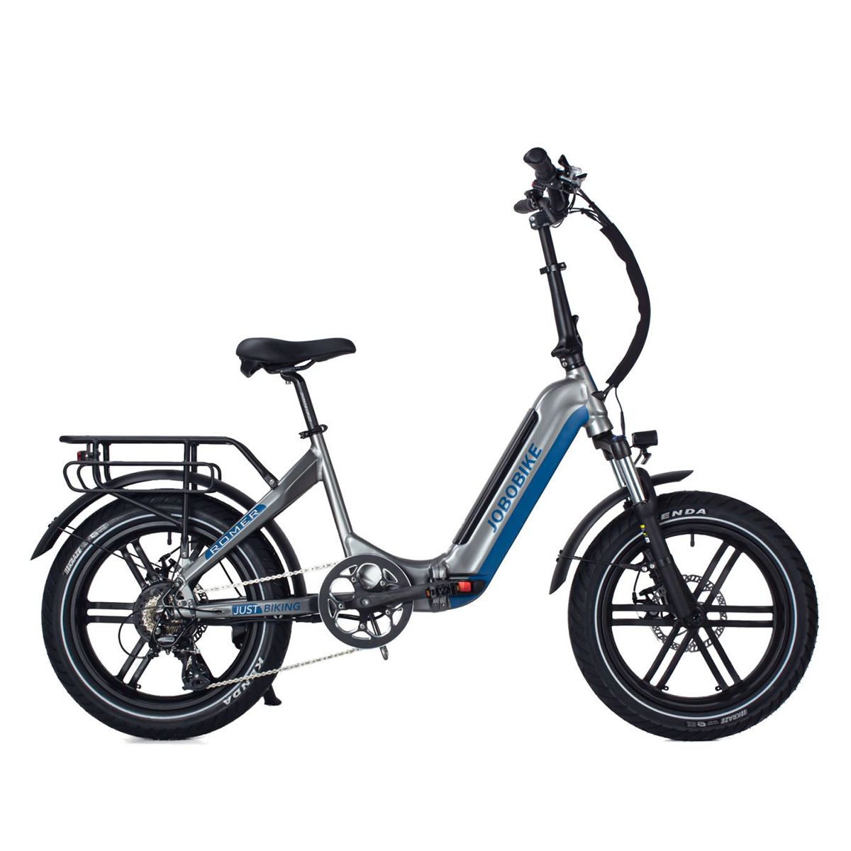 Grau-blaues, zusammenklappbares E-Bike. Schwarze Reifen, Gepäckträger, Sattel. JOBOBIKE-Logo.