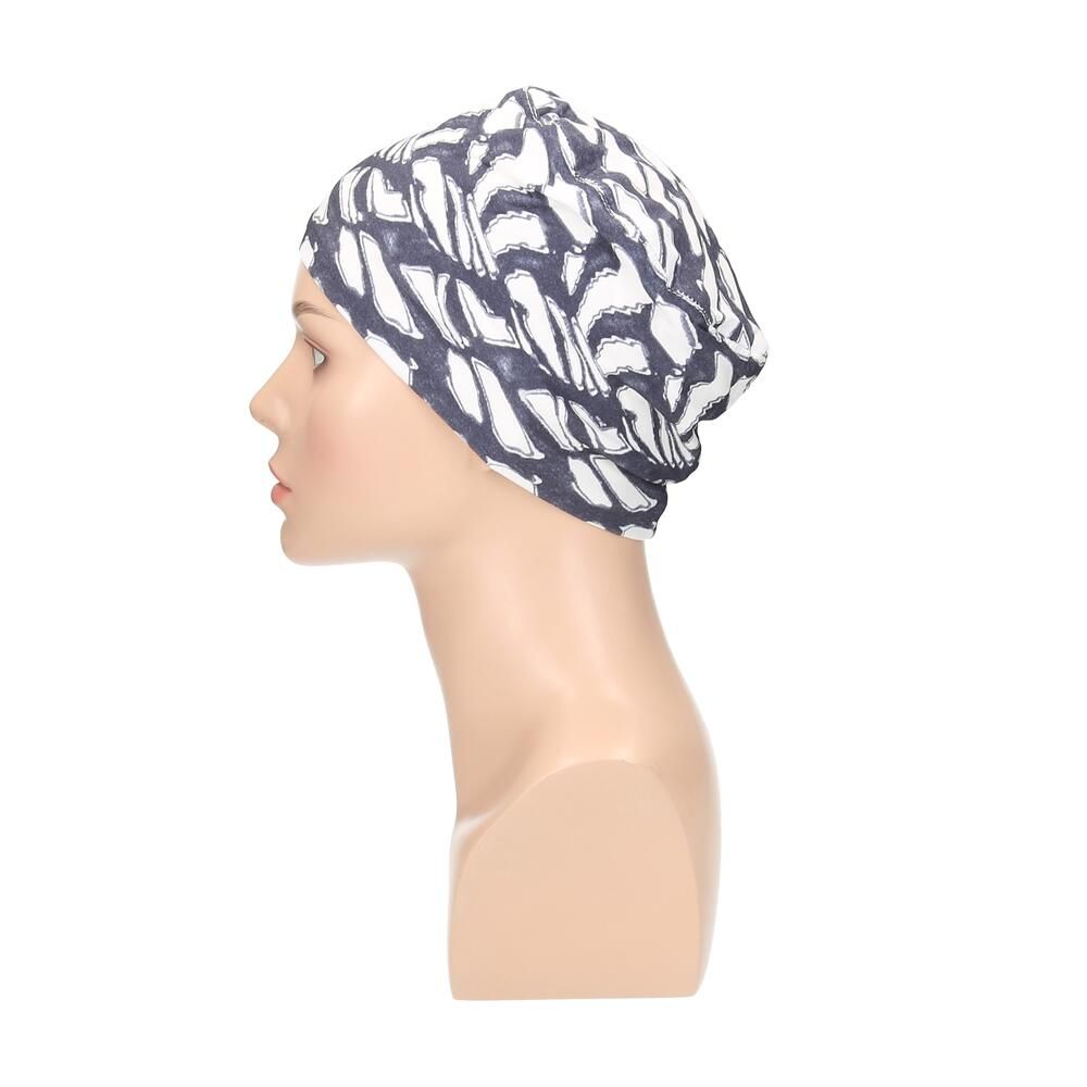 Turban in Ecru/Grau mit abstraktem Muster. Seitenansicht auf Büste.