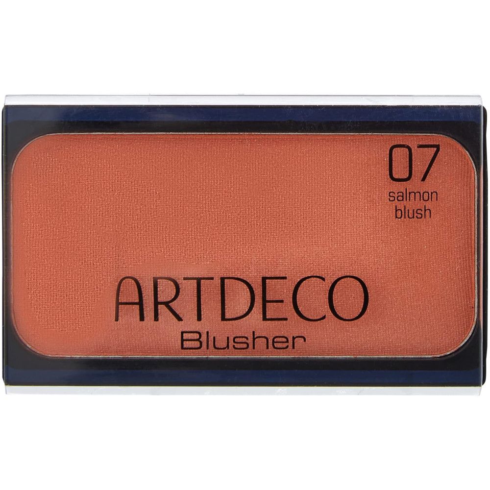 Artdeco Blusher 07 Salmon Blush. Rechteckiger Behälter mit rosafarbenem Rouge. Blaue Umrandung. Schwarze Schrift.
