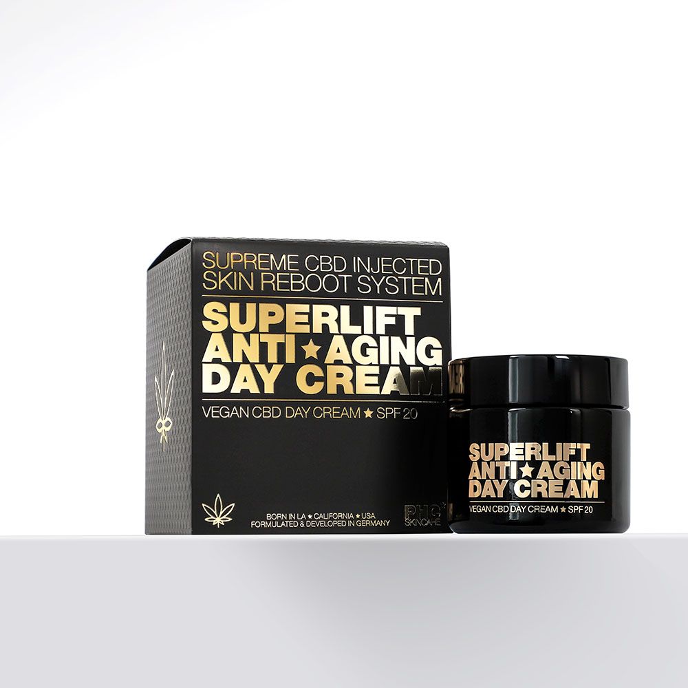 Schwarze Schachtel und Tiegel. Aufdruck: SUPERLIFT ANTI-AGING DAY CREAM. Vegan CBD Day Cream, SPF 20. Text.