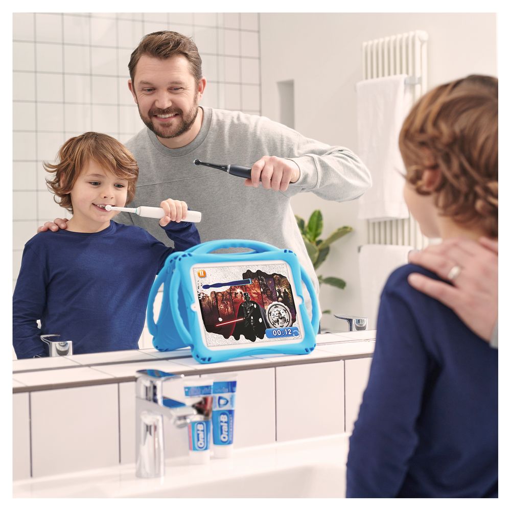 Oral-B - Elektrische Zahnbürste "Junior - Star Wars + Reiseetui" in Weiß