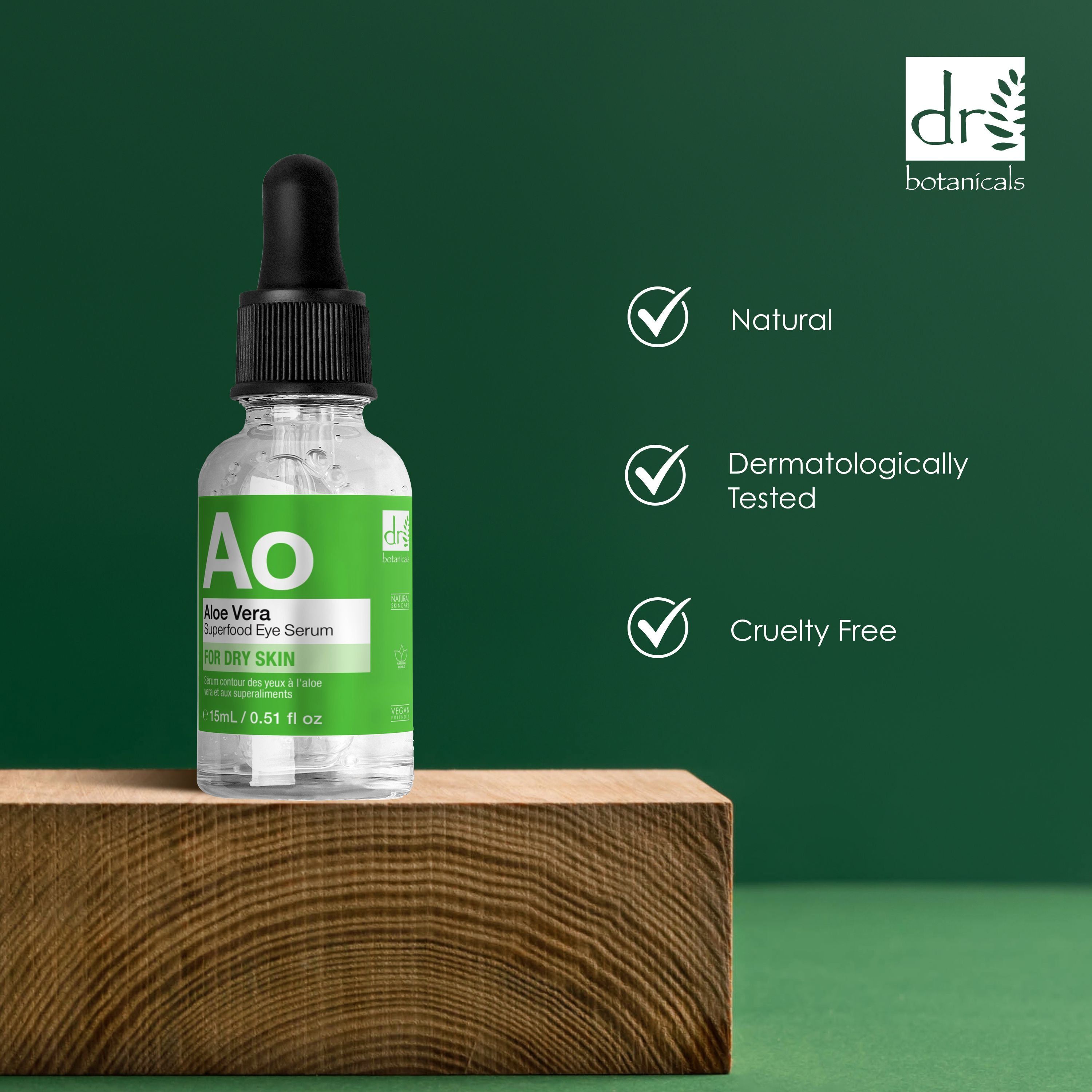 Produktflasche auf Holzblock. Grüner Hintergrund. Logos: Natural, Dermatologisch getestet, Cruelty Free.
