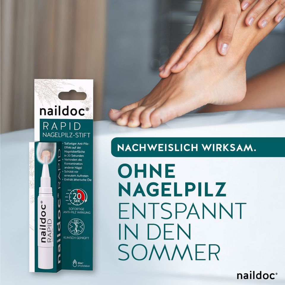Fuß neben Produktverpackung. Text: naildoc RAPID Nagelpilz-Stift. Ohne Nagelpilz entspannt im Sommer. Klinisch geprüft.