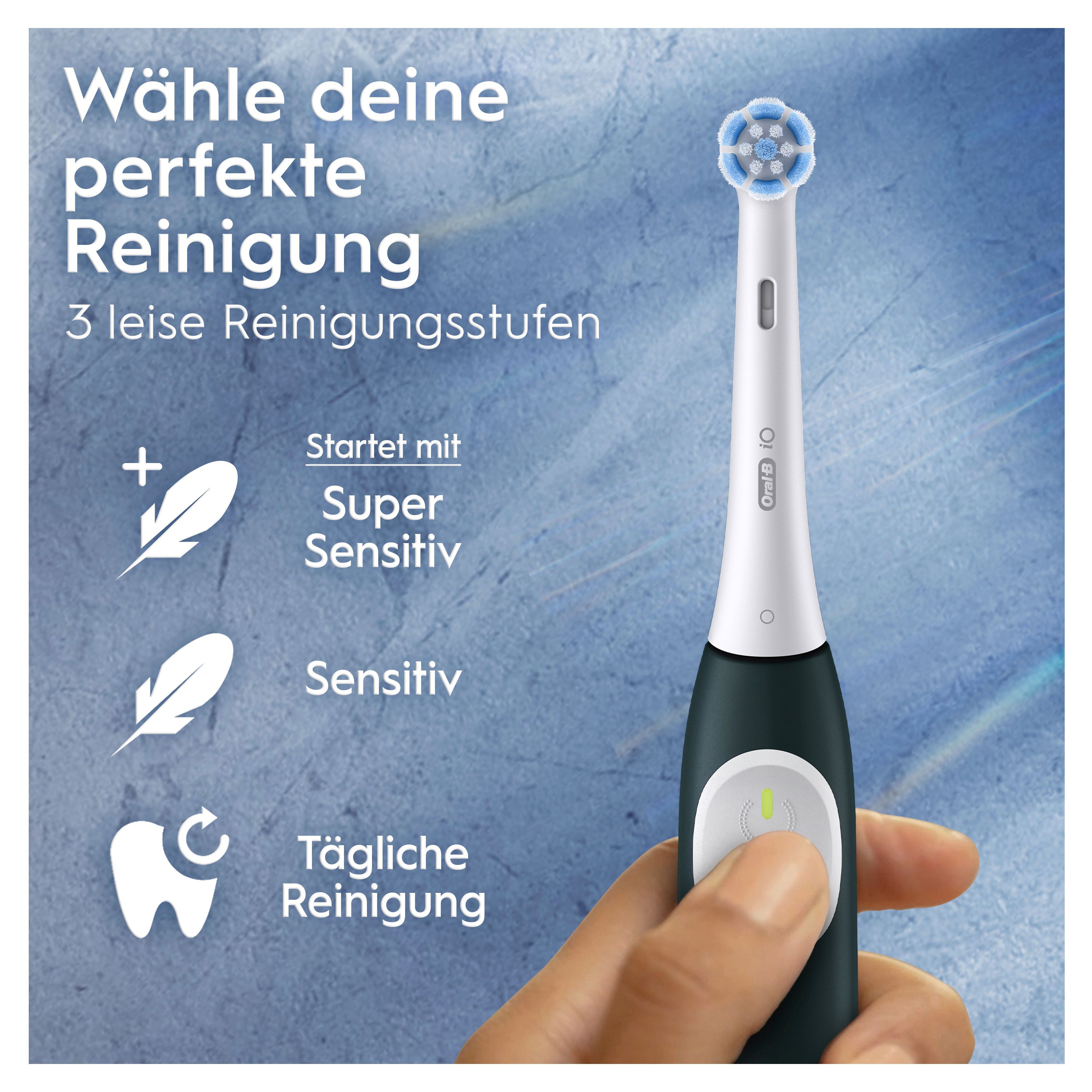 Nahaufnahme einer elektrischen Zahnbürste. Drei Reinigungsmodi werden durch Icons und Text dargestellt. Hand hält die Zahnbürste.