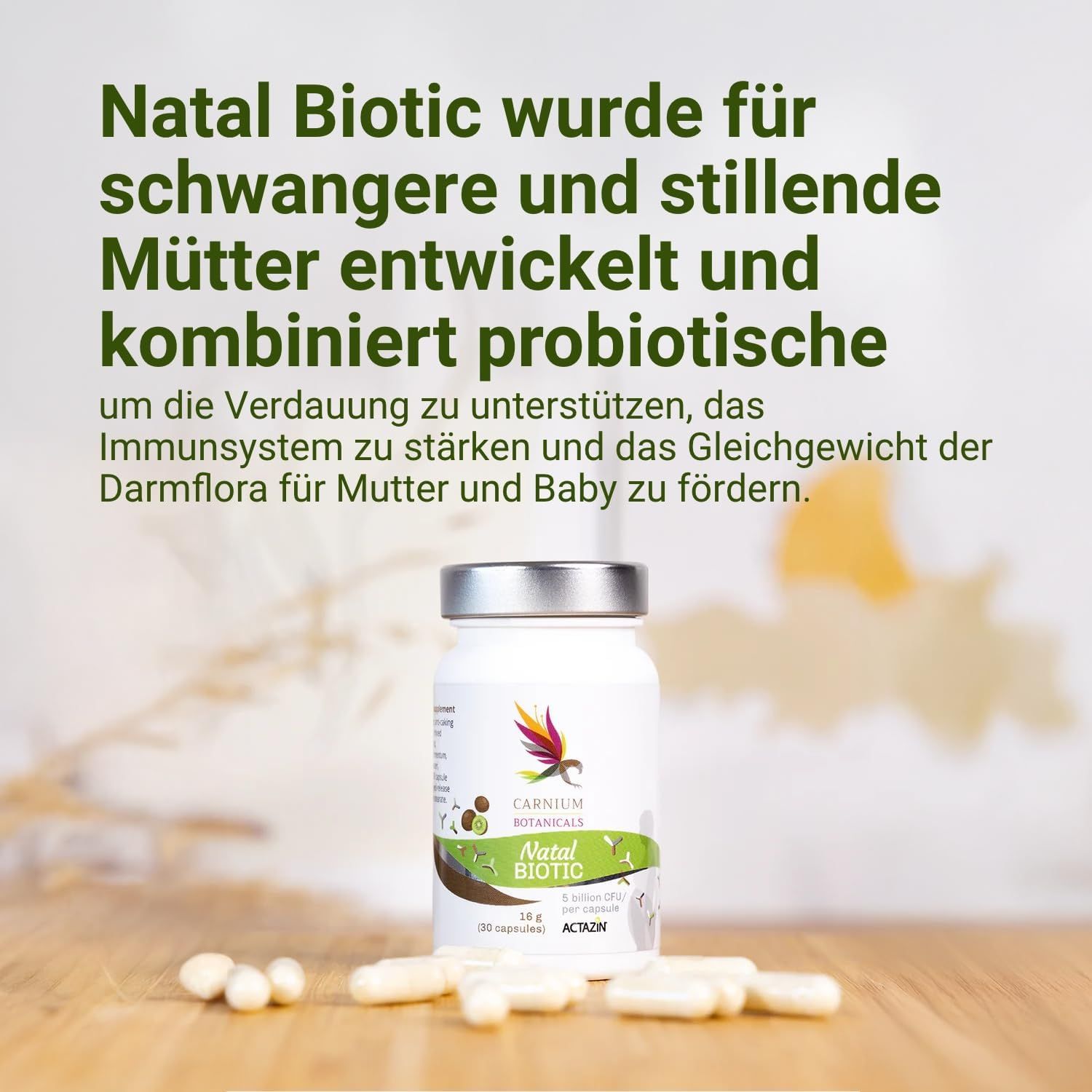 Weiße Flasche mit silbernem Deckel. Aufschrift: Carnium Botanicals Natal Biotic. Kapseln liegen davor.