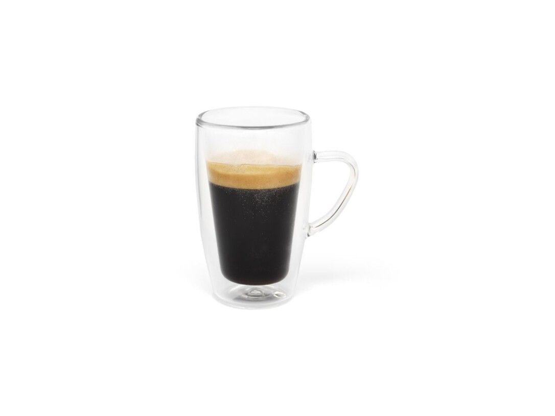 Espressoglas mit Kaffee gefüllt. Doppelwandig, mit Henkel. Auf weißem Hintergrund.
