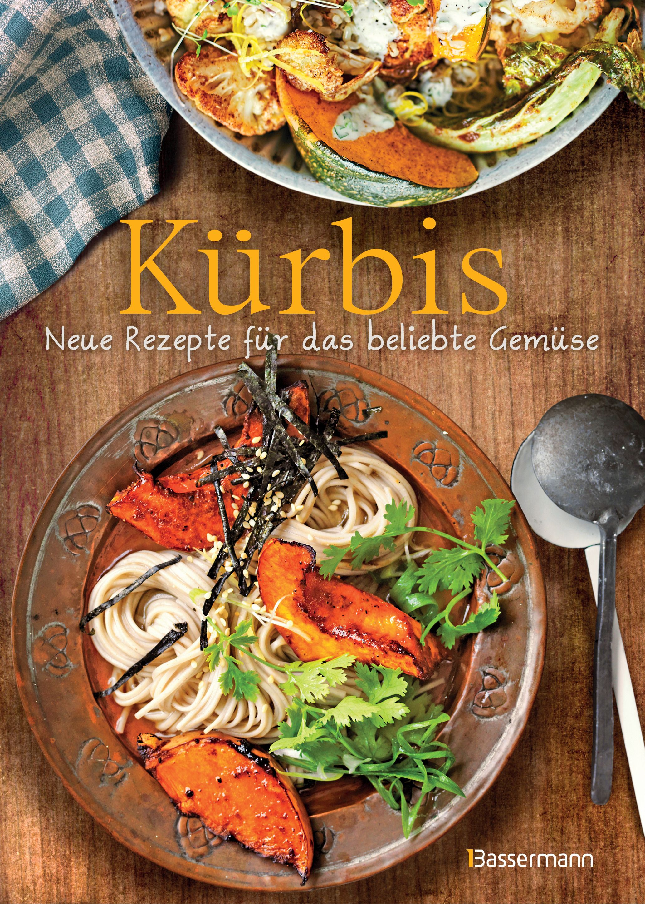 Buchcover: Kürbis - Neue Rezepte für das beliebte Gemüse. Auf einem Holztisch sind zwei Teller mit Gerichten und Kochutensilien abgebildet.