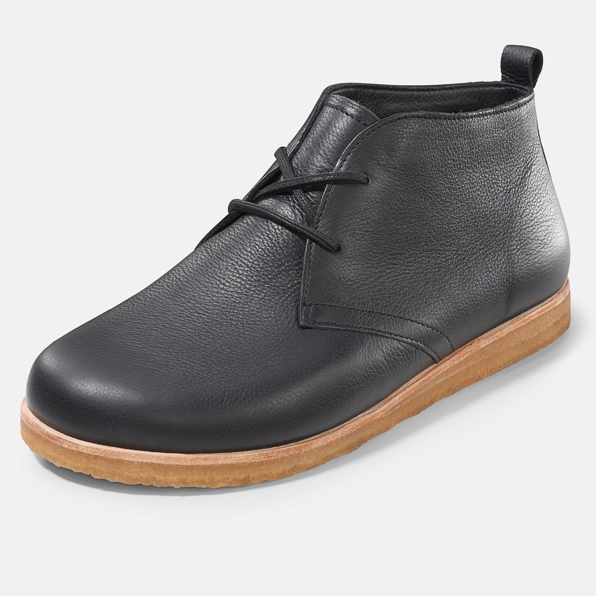 Schwarzer Stiefelette mit Schnürsenkeln und heller Sohle. Lederoptik. Seitenansicht, leicht erhöht.