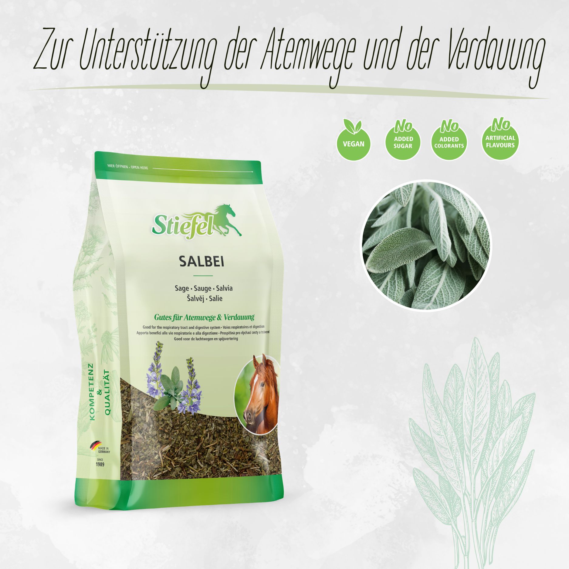 Beutel mit grünem Inhalt, Text: Stiefel Salbei. Vegan, ohne Zucker, Farbstoffe und Aromen. Abbildung von Salbeiblättern und einem Pferd.