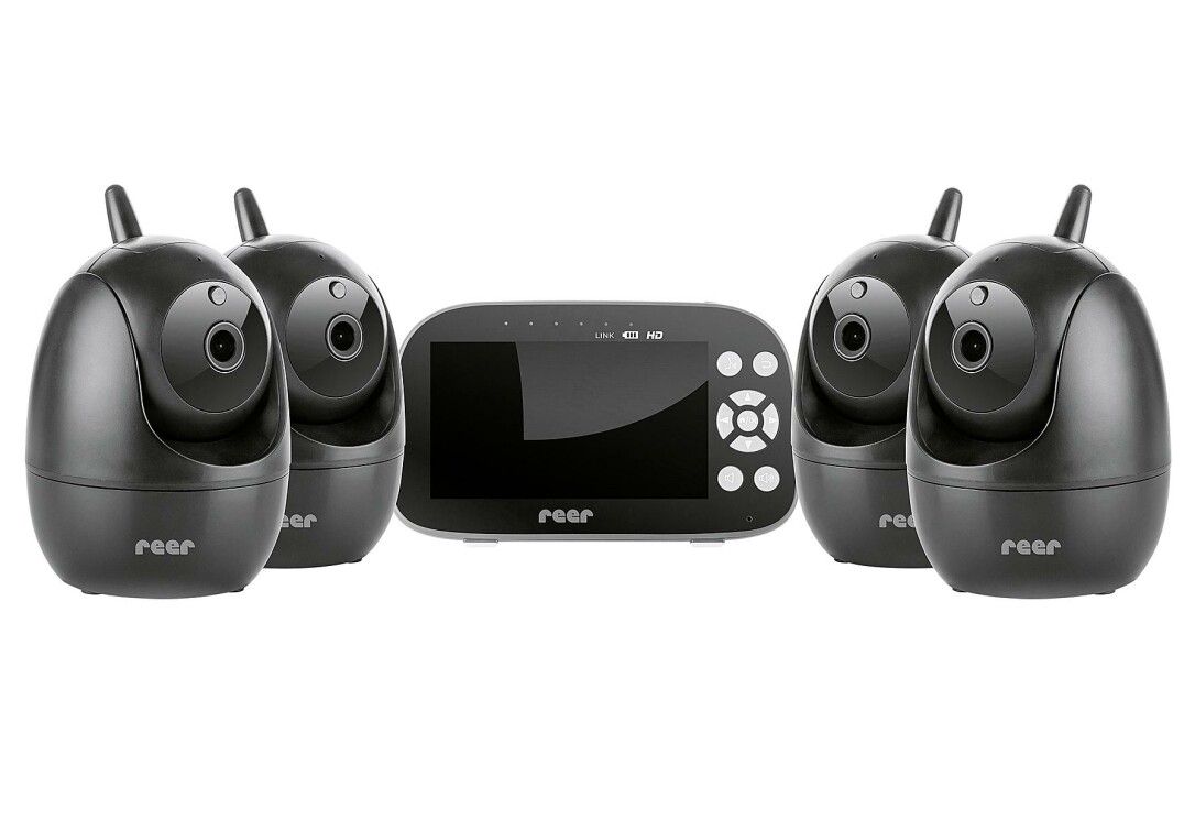 Fünf schwarze BabyCams und ein Monitor. Marke reer. Monitor mit Knöpfen.