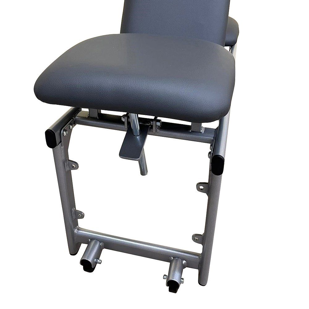 Trainingsbank mit Metallrahmen und schwarzer Polsterung. Untere Ansicht mit Rollen. Sitzfläche und Beinauflage.