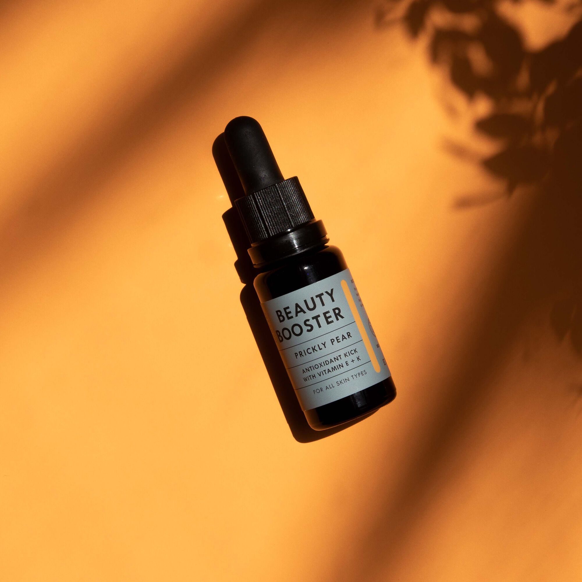 Dunkle Glasflasche mit Tropfer. Aufschrift: Beauty Booster, Prickly Pear, Antioxidantien-Kick mit Vitamin E + K. Für alle Hauttypen.