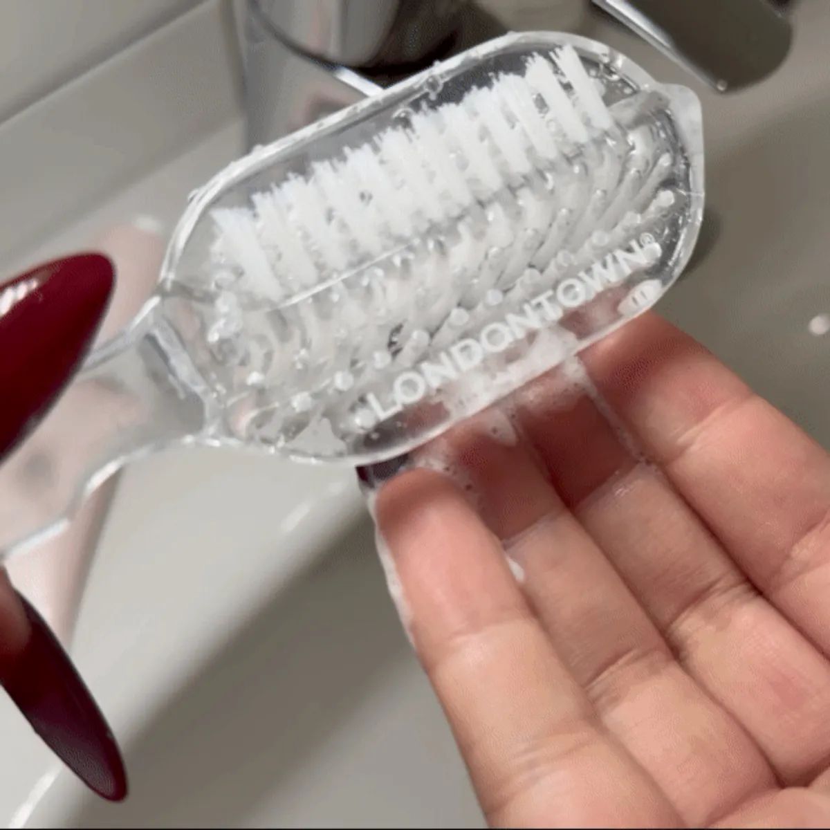 LONDONTOWN Kur Mani Bright Nail Scrub Peeling für die Nägel mit Bürste